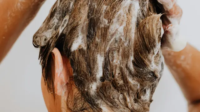 Larangan Keramas saat Menstruasi Adalah MITOS!