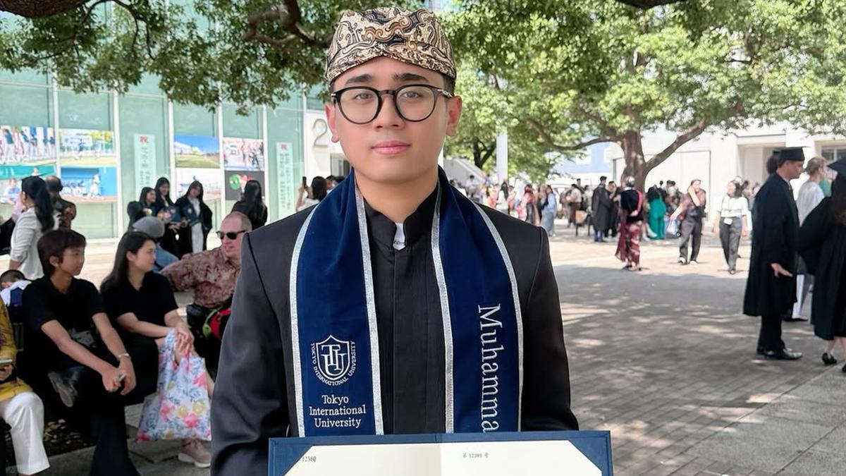5 Potret Mulan Jameela Dampingi Putranya Wisuda di Jepang, Anggun Berkebaya