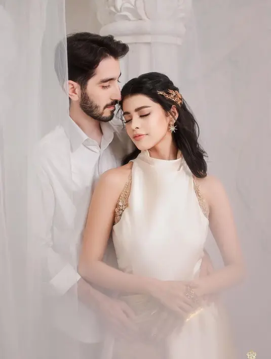 Meski berprofesi sebagai beauty content creator dan MUA, pada pemotretan ini, Jharna mempercayakan urusan makeup-nya pada MUA @cielmakeupartist. [@jharnabhagwani]