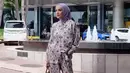 Penampilan Nindy dengan hijab pun tak lepas dari perhatian netizen. Dirinya terlihat memilih untuk menggunakan hijab dengan model cukup simpel dalam berbagai kesempatan. (Liputan6.com/IG/@nindyayunda)