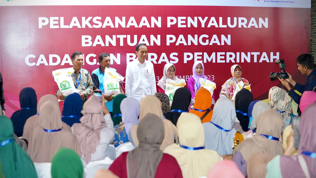 Sesuai arahan Presiden Jokowi, Bapanas/NFA) Arief Prasetyo Adi menyebut kalau bantuan pangan beras 10 kg akan disebar ke 21,3 juta KPM pada Desember 2023.