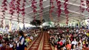 Suasana saat umat Buddha merayakan Hari Raya Waisak 2562 BE/2018 di Wihara Ekayana Arama, Jakarta Barat, Selasa (29/5). Waisak tahun ini bertemakan 'Harmoni dalam Kebinekaan untuk Bangsa'. (Liputan6.com/JohanTallo)