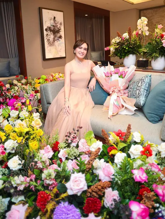 Ini adalah potret dari ulang tahun ke 36 Shandy Aulia. Ia tampil cantik dikelilingi berbagai bunga, mengenakan strappy ballet dress berwarna rose gold yang super memikat. [Foto: Instagram/shandyaulia]