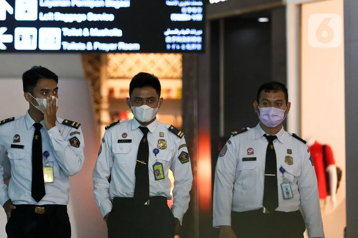 Kenakan Masker Pelindung di Bandara Soetta