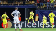 Pemain Villarreal Arnaut Danjuma (tengah) melakukan selebrasi usai mencetak gol ke gawang Atalanta pada pertandingan Grup F Liga Champions di Villarreal, Spanyol, Selasa (14/9/2021). Pertandingan berakhir imbang 2-2. (AP Photo/Alberto Saiz)