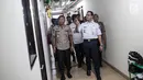 Kapolda Metro Jaya Irjen Idham Azis dan Gubernur DKI Jakarta Anies Baswedan meninjau Rusun Promoter Polri di Kebon Jeruk, Jakarta Barat, Rabu (28/11). Rusun seluas 15.302 meter persegi akan dihuni anggota polri yang aktif. (Liputan6.com/Faizal Fanani)