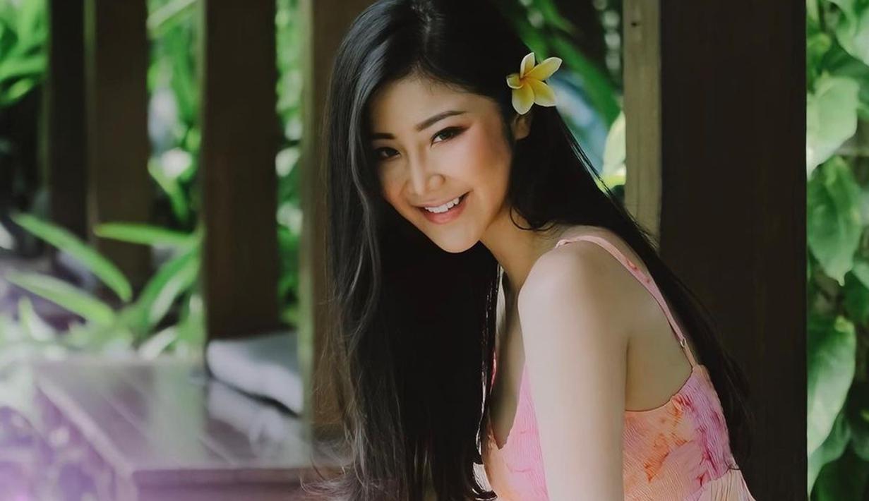 Tampil dengan simpel dress tanpa lengan, penampilan sederhana wanita 24 tahun ini pun tak lepas dari sorotan. Ia pun lebih sering terlihat mengunggah foto santai tanpa makeup di akun pribadinya. (Liputan6.com/IG/@ayusarasw)