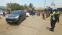 Polisi Putar Balikkan Kendaraan Wisawatan Di Simpang Tiga JLS, Kota Cilegon, Banten. (Minggu, 19/09/2021). (Liputan6.com/Yandhi Deslatama).