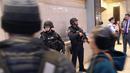 Polisi bersenjata lengkap berjaga di terminal Grand Central, New York City, pasca teror bom pipa, Senin (11/12). Imigran asal Bangladesh, Akayed Ullah (27), menjadi tersangka pelaku ledakan. (JOHN MOORE / GETTY IMAGES NORTH AMERICA / AFP)