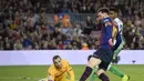 Lionel Messi mampu tampil apik dengan dua gol yang ia ciptakan pada menit ke-68 dan 92’ pada laga lanjutan La Liga 2018/19 yang berlangsung di stadion Camp Nou. Barcelona kalah 3-4. (AFP/Josep Lago)