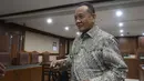 Setelah sempat mendapatkan pembebasan bersyarat pada tahun 2025, ia kembali ditahan oleh Komisi Pemberantasan Korupsi (KPK) dalam proses kasus dugaan gratifikasi dan TPPU hingga akhirnya divonis hari ini. Tampak dalam foto, terdakwa kasus dugaan gratifikasi dan Tindak Pidana Pencucian Uang (TPPU) yang juga mantan Sekretaris Mahkamah Agung (MA), Nurhadi, usai mengikuti sidang pembacaan putusan di Pengadilan Tindak Pidana Korupsi (Tipikor) Jakarta, Rabu (1/4/2026). (Kapanlagi.com/Budy Susanto)