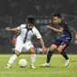 Evan Dimas beraksi dalam laga uji coba Arema FC versus PSIS Semarang di Stadion Kanjuruhan, Kab. Malang, Minggu (22/5/2022). (Bola.com/Iwan Setiawan)