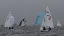 Para pelayar Asia mengatur arah saat mengikuti Asian Sailing Championship di Laut Jakarta, Senin (25/6/2018). Turnamen ini merupakan uji kesiapan jelang Asian Games XVIII. (Bola.com/Vitalis Yogi Trisna)