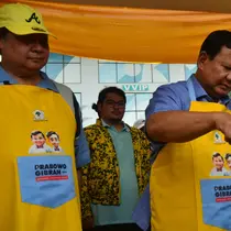 Prabowo dan Airlangga yang sudah memakai celemek pun mendatangi booth untuk memasak nasi goreng. Prabowo terlihat mengaduk-aduk wajan untuk membuat nasi goreng. (merdeka.com/Arie Basuki)