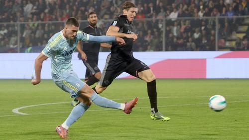 Andrea Cambiaso dari Juventus melepaskan tembakan dalam pertandingan Serie A antara Cremonese dan Juventus