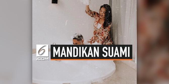 VIDEO: Siti Badriah Unggah Momen Mandikan Suami