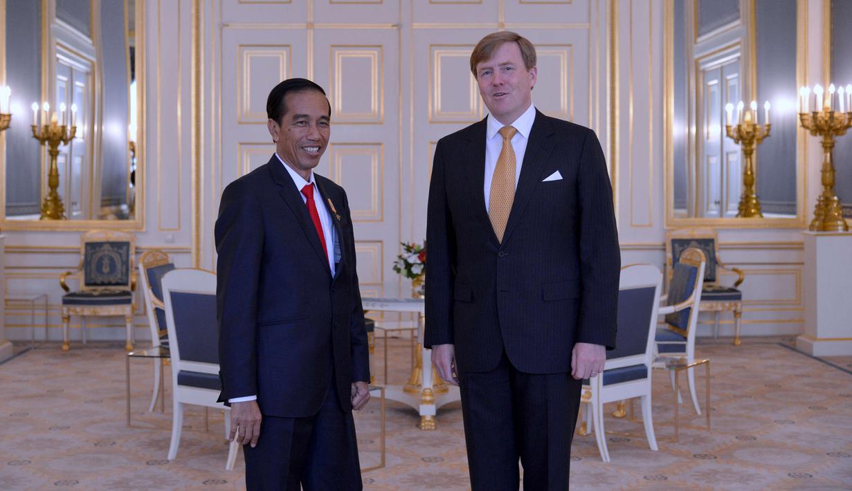 Presiden Joko Widodo berfoto bersama dengan Raja Belanda Willem-Alexander saat kunjungannya ke Istana Noordeinde, Den Haag, Jumat (22/4). Pertemuan di Negeri Kincir Angin ini merupakan kunjungan resmi dengan misi ekonomi. (Foto: Laily Rachev/Setpres RI)