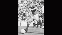 Legenda Timnas Inggris, Bobby Charlton (kiri) berada pada urutan kedua top scorer untuk tim Tiga Singa, Bobby Charlton mengoleksi 49 gol dari tahun 1958-1970.  (AFP PHOTO File)