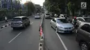 Pengendara melintas saat dilakukan rekayasa lalu lintas di Jalan Proklamasi, Jakarta, Senin (16/4). Sehubungan dengan diberlakukannya uji coba underpass Matraman-Salemba, ruas Jalan Proklamasi diberlakukan dua arah. (Liputan6.com/Arya Manggala)