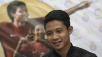 Bintang masa depan Indonesia, Evan Dimas, tersenyum malu saat jumpa pers bersama Menpora, Imam Nahrawi. Pada sambutannya Menpora berharap Evan bisa menjadi contoh bagi pesepak bola Indonesia lainnya. (Bola.com/Vitalis Yogi Trisna)