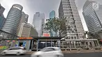Kendaraan melintasi Halte Bus Transjakarta Gelora Bung Karno (GBK) di Jalan Jenderal Sudirman, Jakarta, Selasa (24/7). Perluasan untuk memberi kenyamanan kepada masyarakat yang beralih ke Transjakarta. (Liputan6.com/Faizal Fanani)