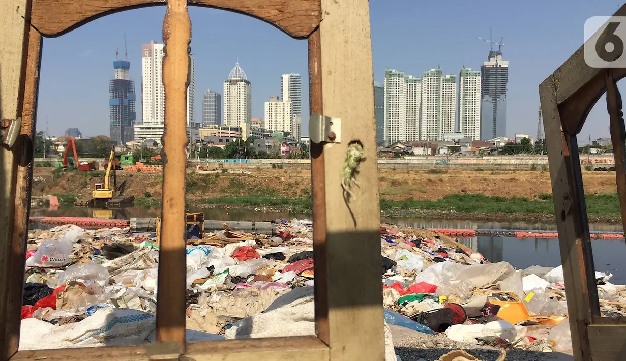 Kondisi Kanal Banjir Barat dengan sampah rumah tangga yang menumpuk di kawasan Tanah Abang, Jakarta, Jumat (4/9/2019). Perilaku buruk warga membuang sampah sembarangan menyebabkan bantaran KBB dipenuhi dengan berbagai jenis sampah hingga menimbulkan bau tak sedap. (Liputan6.com/Immanuel Antonius)