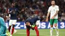 Reaksi kecewa striker Timnas Prancis, Kylian Mbappe (tengah) setelah gagal memanfaatkan peluang di depan gawang Republik Irlandia pada laga Grup B Kualifikasi Euro 2024 di Parc des Princes Stadium, Paris, Jumat (8/9/2023) dini hari WIB. (AFP/Franck Fife)