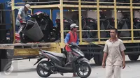 Pekerja saat menurunkan sepeda motor untuk di kirim ke daerah – daerah di Pelabuhan Sunda Kelapa,Jakarta, Jumat (9/10/2015). Penurunan penjualan sepeda motor mencapai 2,13 persen. (Liputan6.com/Angga Yuniar)
