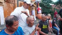 Dedi Mulyadi melakukan aksi cukur rambut Dedi Mulyadi bersama warga pendukung Prabowo-Gibran. (Ist)