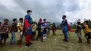 Anak-anak saat bermain dengan relawan berkostum superhero di Tempat Pengungsian Gunung Merapi, Desa Klakah, Selo, Boyolali, Jawa Tengah, Sabtu (21/11/2020). Kegiatan bermain ini untuk mengisi waktu anak-anak sehingga dapat menjaga kondisi anak tetap ceria dan sehat. (Liputan6.com/Johan Tallo)