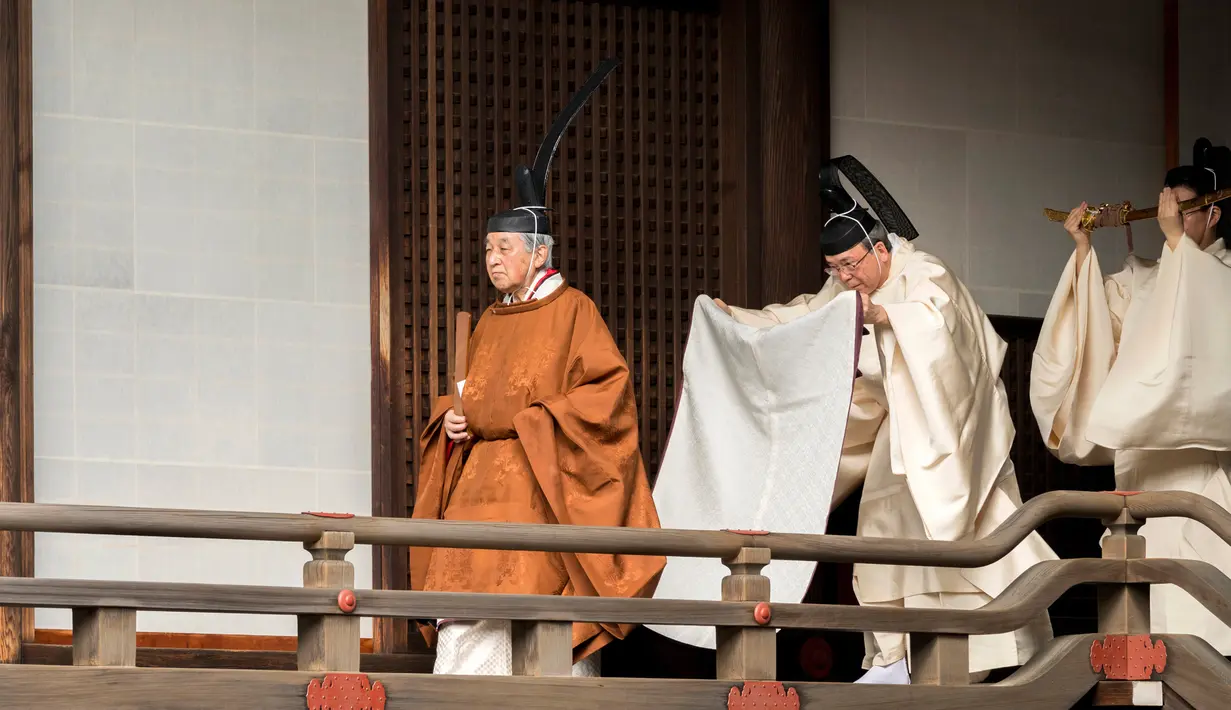 Kaisar Jepang Akihito bersiap untuk melakukan ritual di Istana Kekaisaran, Tokyo, Jepang, Selasa (12/3). Kaisar Akihito melangsungkan serangkaian ritual untuk melaporkan rencana turun takhta kepada leluhurnya. (Imperial Household Agency of Japan via AP)