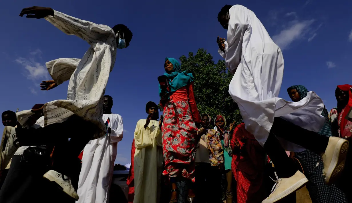 Warga Sudan menghadiri upacara perayaan setelah kedatangan perwakilan pemerintah Sudan dan kelompok bersenjata yang menandatangani kesepakatan perdamaian final di Juba, untuk mengakhiri konflik bersenjata di antara mereka, di Khartoum, Sudan, pada 8 Oktober 2020. (Xinhua/Mohamed Khidir)