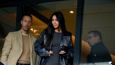 Aktris yang juga sosialita asal Amerika Serikat, Kim Kardashian saat tiba di stadion Parc des Princes untuk menyaksikan pertandingan Ligue 1 antara PSG melawan Rennais, Minggu (19/3/2023) malam WIB. Dalam pertandingan tersebut PSG kalah dengan skor 2-0 dari tamunya. (AFP/Frank Fife)