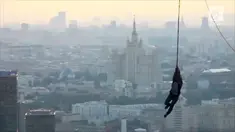 Ia hobi memanjat berbagai gedung pencakar langit tanpa pengaman apapun.