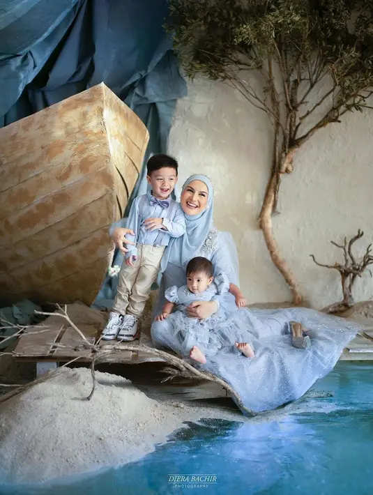 Ketiganya tampil serasi kenakan busana bernuansa biru dalam pemotretan yang dibidik oleh kamera fotografer Diera Bachir. [Foto:IG/dierabachir/victoria_makeupatelier].