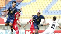 Striker Persela Lamongan, Melvyn Lorenzen (kedua dari kanan) menyundul bola ke gawang Persik Kediri yang membuahkan gol kedua timnya dalam laga Grup C Piala Menpora 2021 di Stadion Si Jalak Harupat, Bandung, Rabu (7/4/2021). Persela bermain imbang 2-2 dengan Persik. (Bola.com/Ikhwan Yanuar)