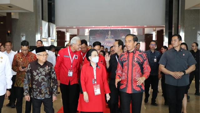 Ketua Umum PDIP Megawati Soekarnoputri bersama Presiden Jokowi dan Wakil Presiden Ma’ruf Amin. Turut menemani bacapres Ganjar Pranowo dan putra Megawati sekaligus Ketua DPP PDIP M Prananda Prabowo.
