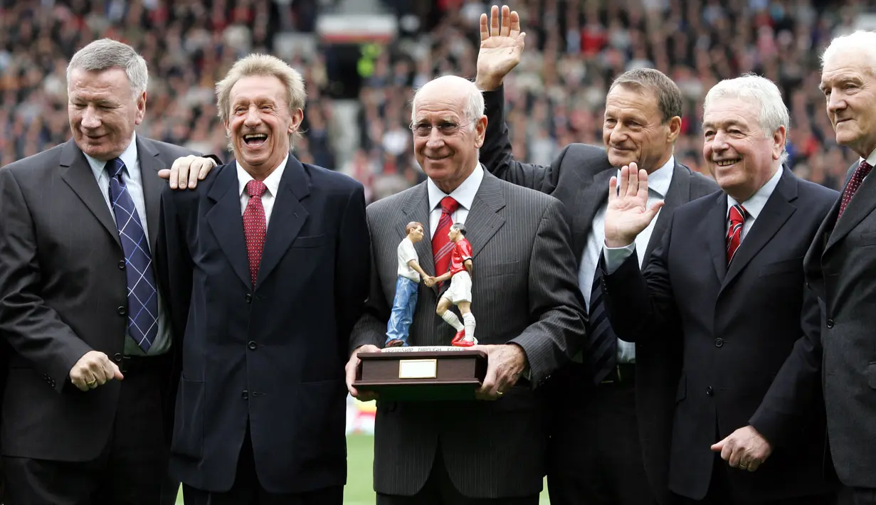 <p>Sir Bobby Charlton (tengah) sering dianggap sebagai inspirasi dan ikon Manchester United. Ia merupakan sosok yang selamat dari kecelakaan udara di Muncih pada 1958. Selama 17 tahun di Old Trafford, Charlton berhasil mempersembahkan 3 gelar Liga Inggris dan 1 trofi Liga Champions. (AFP/Andrew Yates)</p>