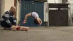 Video aksi bocah ajaib, unjuk kebolehan gerakan senam yang sulit. 