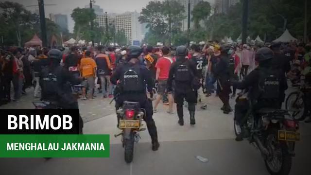 Berita video brimob menghalau Jakmania yang  mencoba masuk ke ring dalam SUGBK saat Persija melawan Mitra Kukar pada babak pertama pertandingan pamungkas Gojek Liga 1 2018 bersama Bukalapak di Stadion Utama Gelora Bung Karno, Jakarta, Minggu (9/12/20...