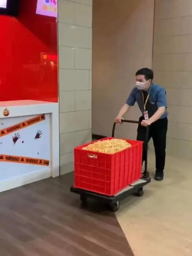 8 Potret Netizen Bawa Wadah Nyeleneh ke Bioskop saat Promo Popcorn, Bikin Geleng Kepala