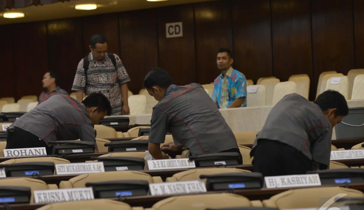 Semua ruang yang ada di MPR/DPR menjadi bersih, rapi dan indah adalah karya mereka para petugas kebersihan, Jakarta, Jumat (17/10/2014) (Liputan6.com/Andrian M Tunay) 