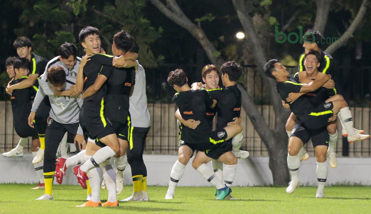 Para pemain Korea Selatan U-23 melakukan uji ketahanan saat sesi latihan di Lapangan ABC Senayan, Jakarta (20/6/2018). Indonesia akan melawan Korea pada laga uji coba 23 Juni 2018. (Bola.com/Nick Hanoatubun)