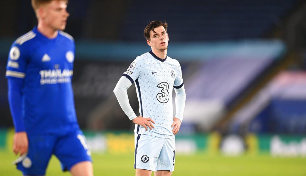Gelandang Chelsea, Mason Mount, tampak kecewa usai ditaklukkan Leicester City pada laga Liga Inggris di Stadion King Power, Selasa (19/1/2021). Chelsea takluk dengan skor 2-0. (Michael Regan/Pool via AP)