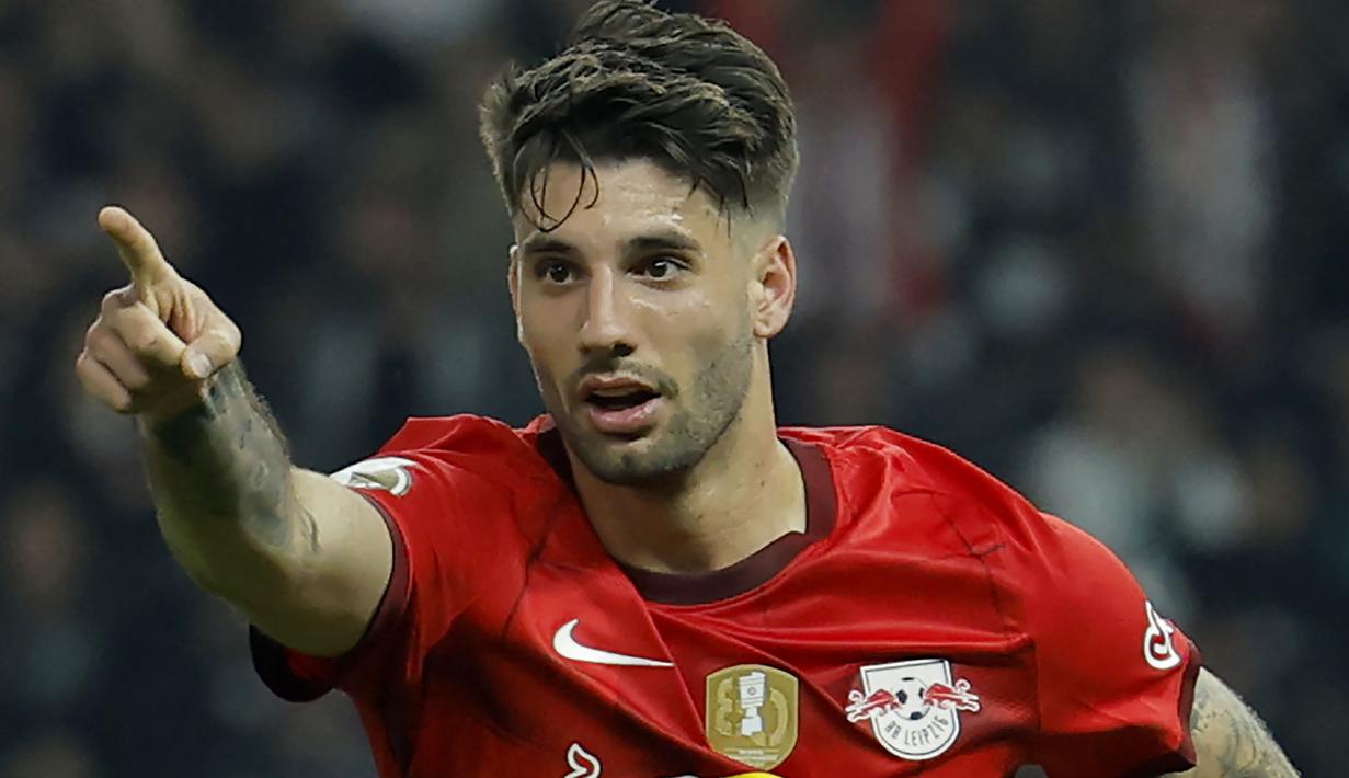 Selebrasi gelandang RB Leipzig, Dominik Szoboszlai setelah mencetak gol ke gawang Eintracht Frankfurt pada laga final DFB Pokal 2022/2023 di Berlin, Jerman (3/6/2023). Dominik Szoboszlai didatangkan Liverpool dari RB Leipzig jelang musim 2023/2024 berputar dengan nilai transfer 70 juta euro atau setara Rp1,1 triliun dengan durasi kontrak selama 5 tahun hingga 30 Juni 2028. (AFP/Odd Andersen)