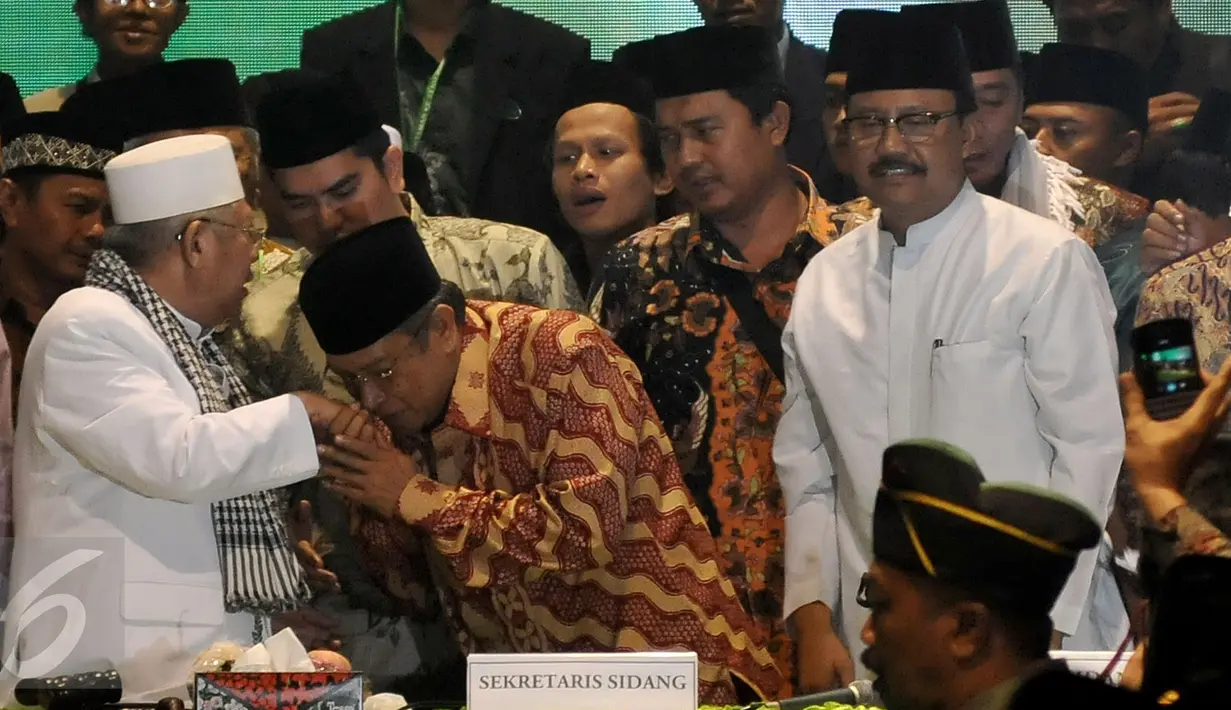 Ketua PBNU terpilih, KH Said Aqil Siradj (tengah)mencium tangan Rois Am PBNU terpilih, KH Ma'ruf Amin (kiri) saat penutupan Muktamar NU di Jombang, Jawa Timur, Kamis (6/8/2015). (Liputan6.com/Johan Tallo)
