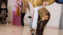 Kebaya khas Bali dengan obi akan mempertegas bentuk pinggang, seperti saat Naura sedang berlatih tari Bali ini (Foto: Instagram @naura.ayu)