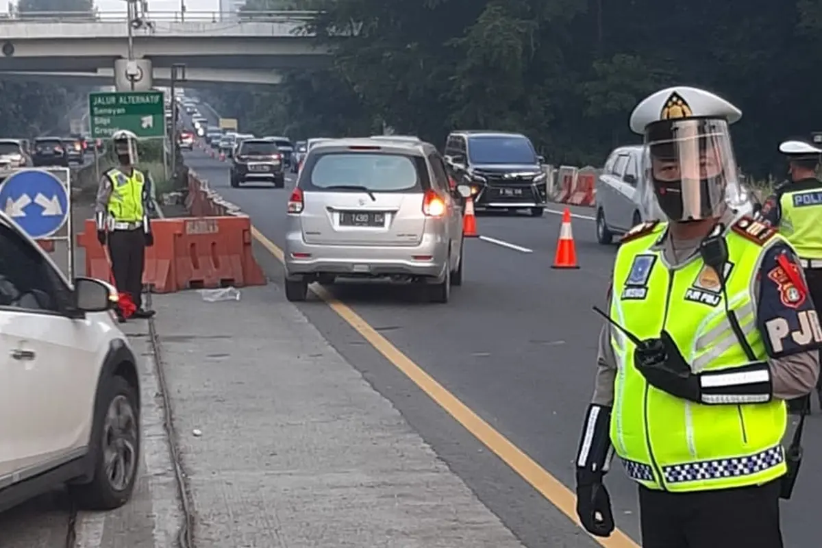 Polisi memberlakukan contra flow untuk mengurai kepadatan lalu lintas di Tol Dalam Kota Jakarta