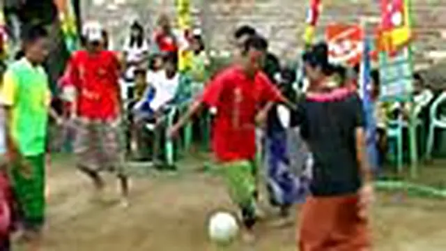 Di Kudus, Jateng, sejumlah remaja menyambut Piala Dunia 2010 dengan lomba sepakbola sarung yang diiringi musik dangdut. Pertandingan akan digelar sebulan penuh.