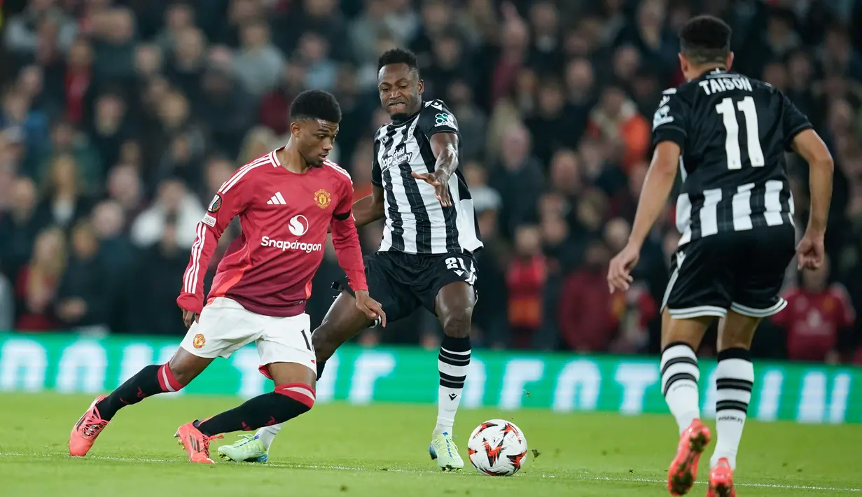 Amad Diallo yang mendapatkan kesempatan menjadi starter di laga Manchester United vs PAOK sukses memborong dua gol. (AP Photo/Dave Thompson)